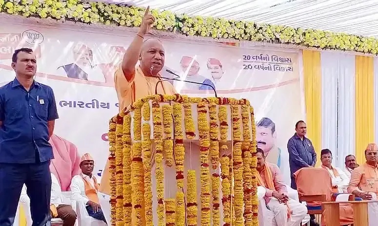 योगी का कांग्रेस पर निशाना, बोले- ये लोग राष्ट्र गान का भी सम्मान नहीं करते