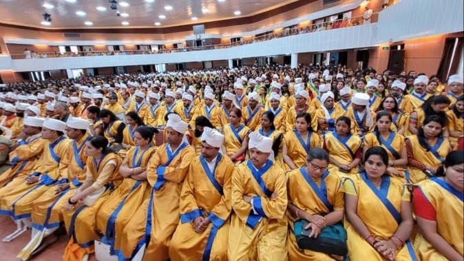 विदेशी छात्रों में बढ़ा योग, संस्कृत का क्रेज, अब तक 151 ले चुके डिग्री