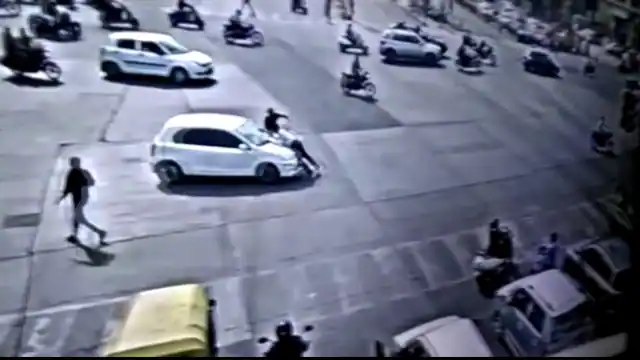 इंदौर में चेकिंग के दौरान नहीं रोकी कार, ट्रैफिक पुलिस को 500 मीटर तक घसीटा… देखें वीडियो