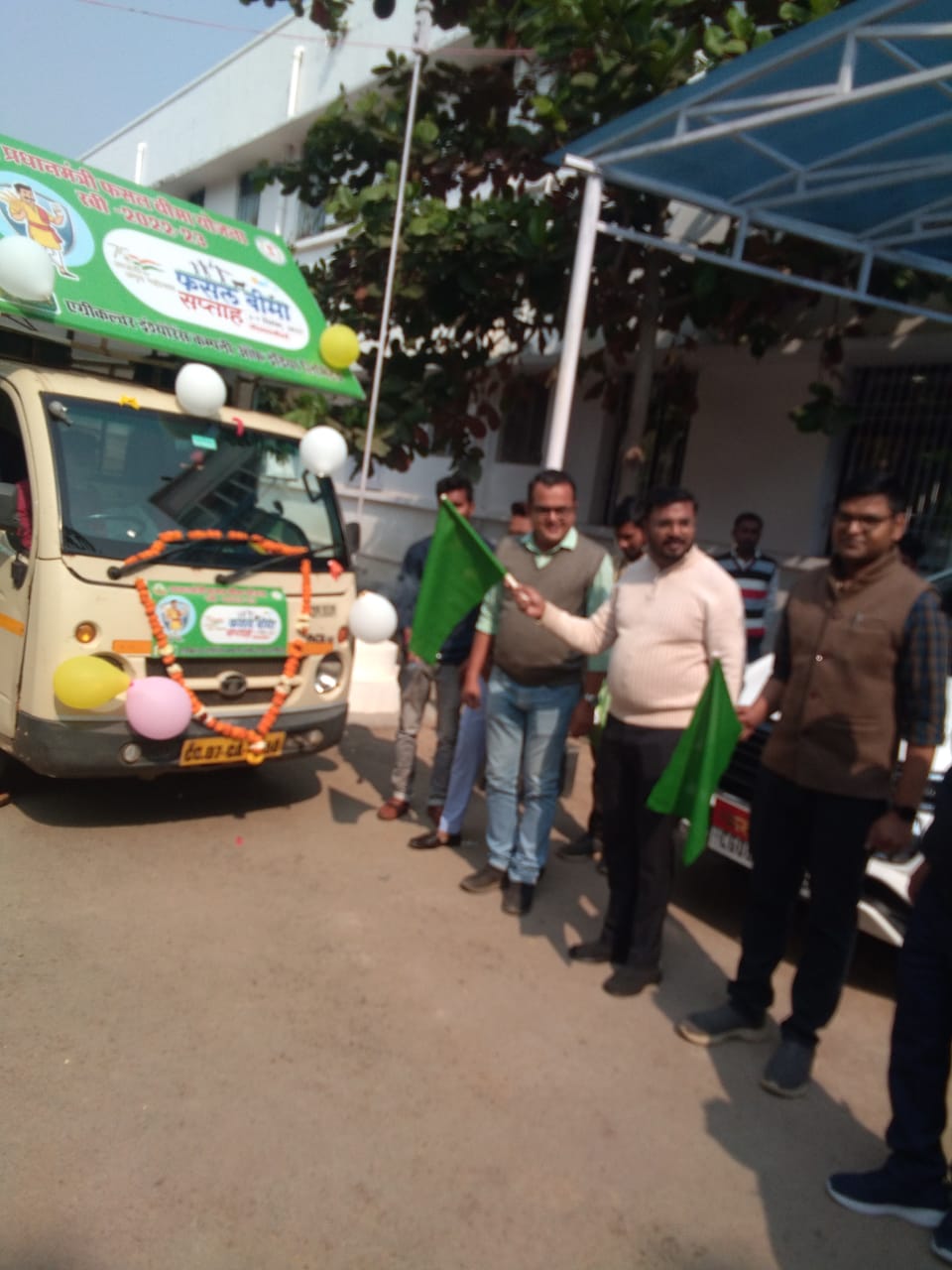 प्रधानमंत्री फसल बीमा योजना की प्रचार-प्रसार हेतु कृषि रथ रवाना