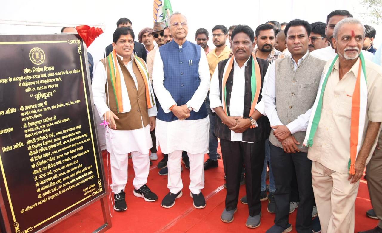 सड़क निर्माण के कार्य तेजी से किए जा रहे हैं – ताम्रध्वज साहू