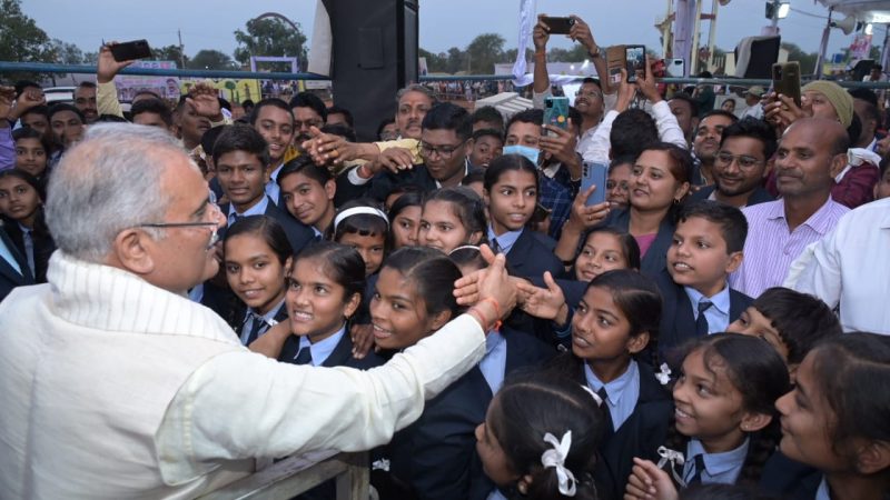 बघेल ने आत्मानंद अंग्रेजी माध्यम स्कूल के बच्चों से मुलाकात की और उनके साथ तस्वीरें भी खिंचाई