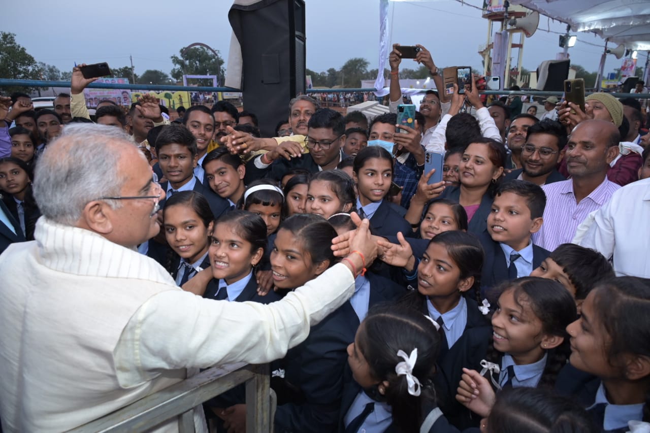 बघेल ने आत्मानंद अंग्रेजी माध्यम स्कूल के बच्चों से मुलाकात की और उनके साथ तस्वीरें भी खिंचाई
