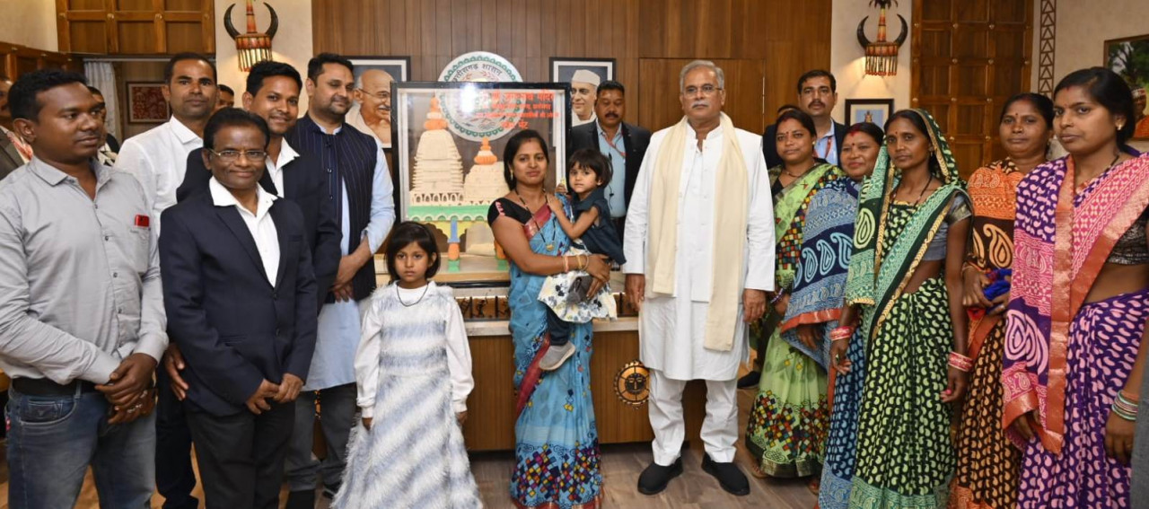 मुख्यमंत्री बघेल को खोखरा ग्रामवासियों ने जगन्नाथ मंदिर का भव्य मॉडल किया भेंट