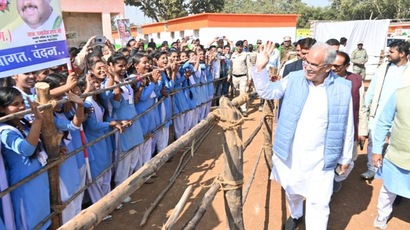 मुख्यमंत्री श्री भूपेश बघेल को विदा करने हेलीपैड पर पहुंचे थे स्कूली बच्चे भी