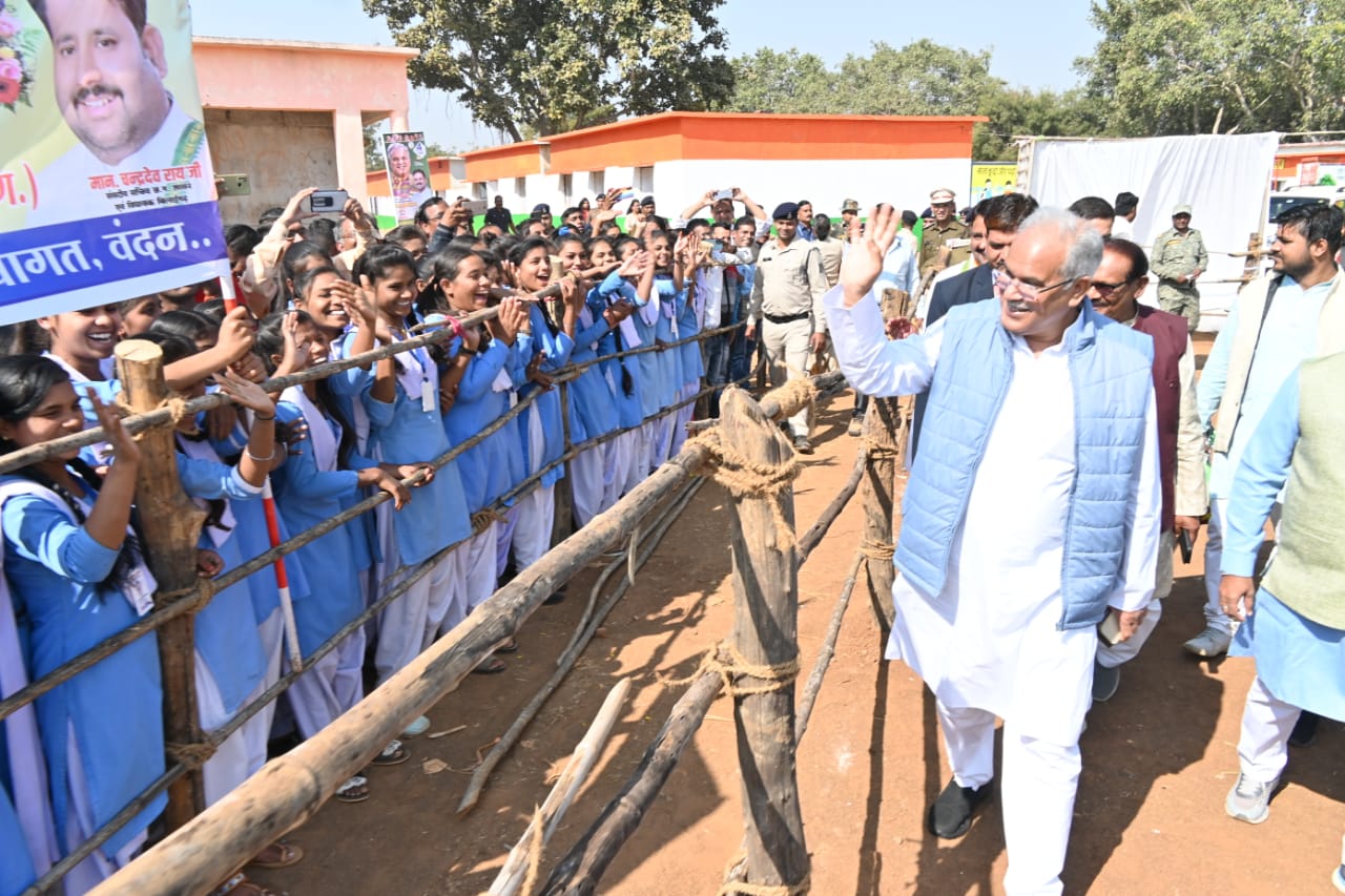 मुख्यमंत्री श्री भूपेश बघेल को विदा करने हेलीपैड पर पहुंचे थे स्कूली बच्चे भी