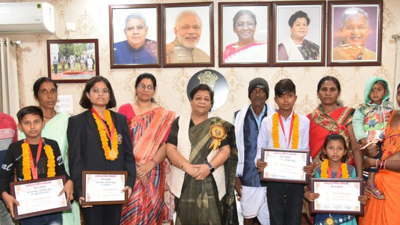 राज्यपाल सुश्री उइके ने वीर बाल दिवस के अवसर पर साहसी वीर बालक और बालिकाओं को किया सम्मानित