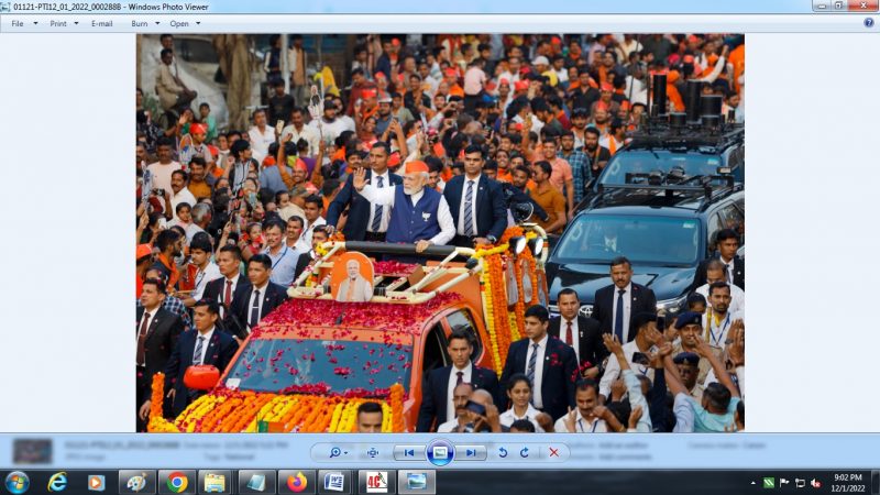 पीएम मोदी ने किया गुजरात में सबसे लंबा रोड शो… 16 विधानसभा सीट, 3 घंटे, 50 किमी से अधिक दूरी