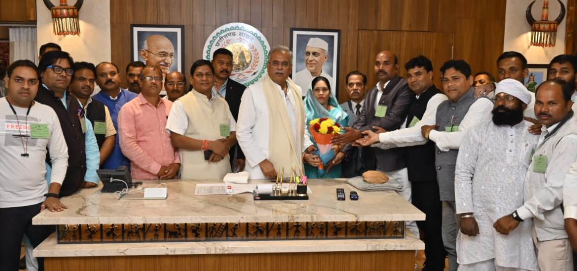 मुख्यमंत्री बघेल को बाबा गुरु घासीदास जयंती मेला सारंगढ़ में शामिल होने का न्योता