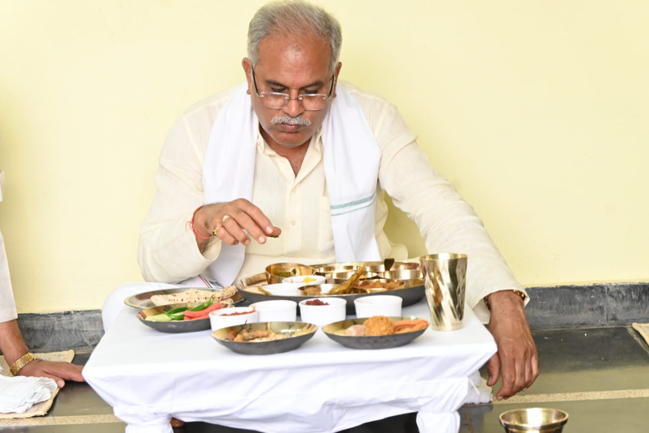 भेंट मुलाकात : मुख्यमंत्री श्री बघेल ने किसान महेन्द्र साहू के घर किया भोजन ग्रहण