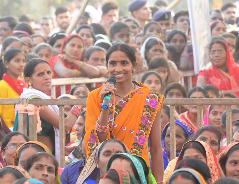 भारती ने गोबर बेचकर खोला फैंसी स्टोर