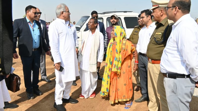 मुख्यमंत्री भूपेश बघेल ने अपना किया हुआ वादा निभाते हुए चैनसिंह और उनकी पत्नी को कराई हेलीकॉप्टर की सैर…