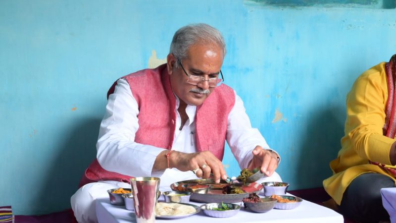 मुख्यमंत्री ने आदिवासी किसान राजेश सिदार के घर भोजन किया
