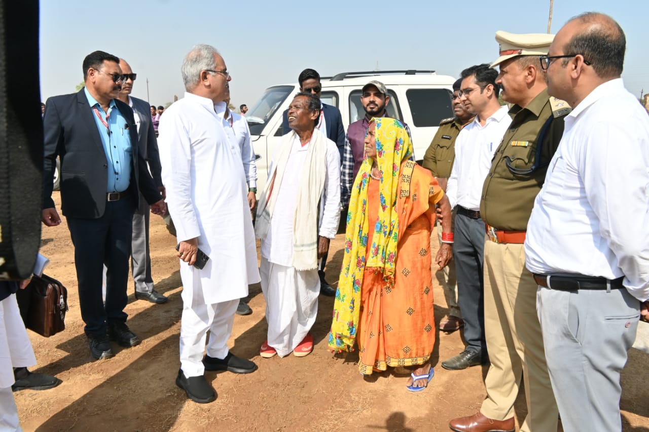 मुख्यमंत्री भूपेश बघेल ने अपना किया हुआ वादा निभाते हुए चैनसिंह और उनकी पत्नी को कराई हेलीकॉप्टर की सैर…