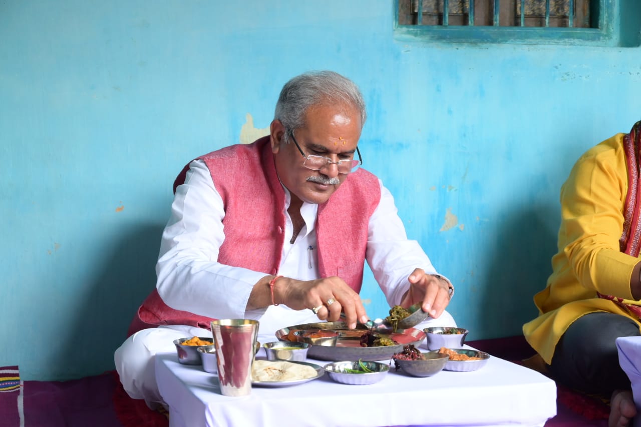 मुख्यमंत्री ने आदिवासी किसान राजेश सिदार के घर भोजन किया
