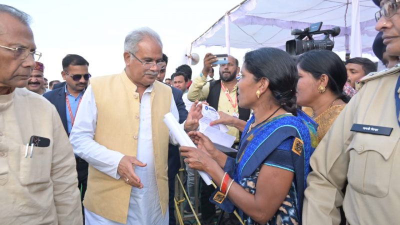 बघेल खल्लारी के ग्राम मरारकसीबहरा में भेंट-मुलाकात करने के पश्चात आम लोगों के बीच पहुंचे