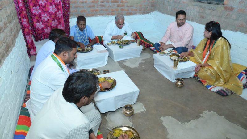 मुख्यमंत्री श्री भूपेश बघेल ने लघु कृषक और श्रमिक श्री अघनू कोसले के घर किया भोजन