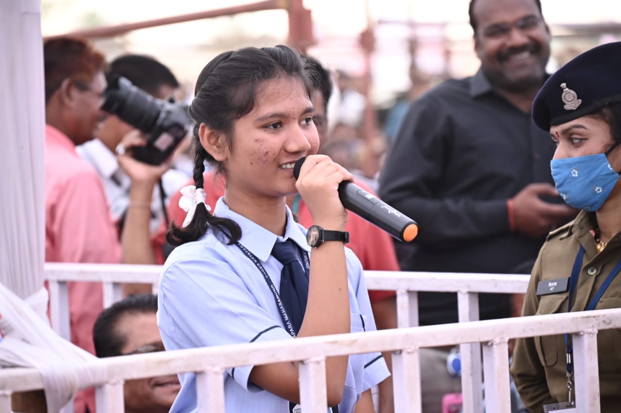 आत्मानंद इंग्लिश मीडियम स्कूल की कक्षा नवमीं की छात्रा मोक्षदा ने मुख्यमंत्री को स्कूल की खूबियां गिनाईं