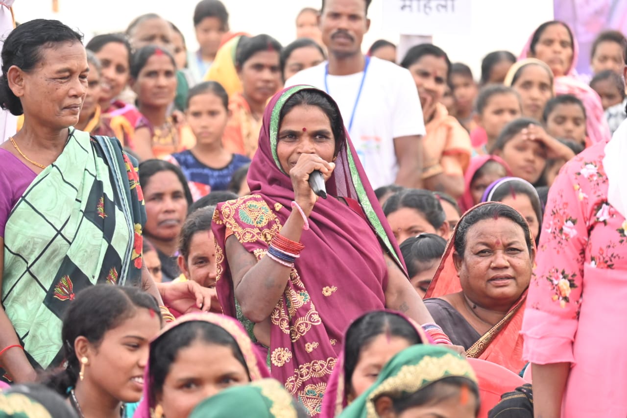 मुख्यमंत्री बघेल ने बफूलबाई, गोपालपुर द्वारा पट्टा न होने की शिकायत मिलने पर सरपंच को ग्राम सभा में प्रस्ताव पारित करने के निर्देश दिये