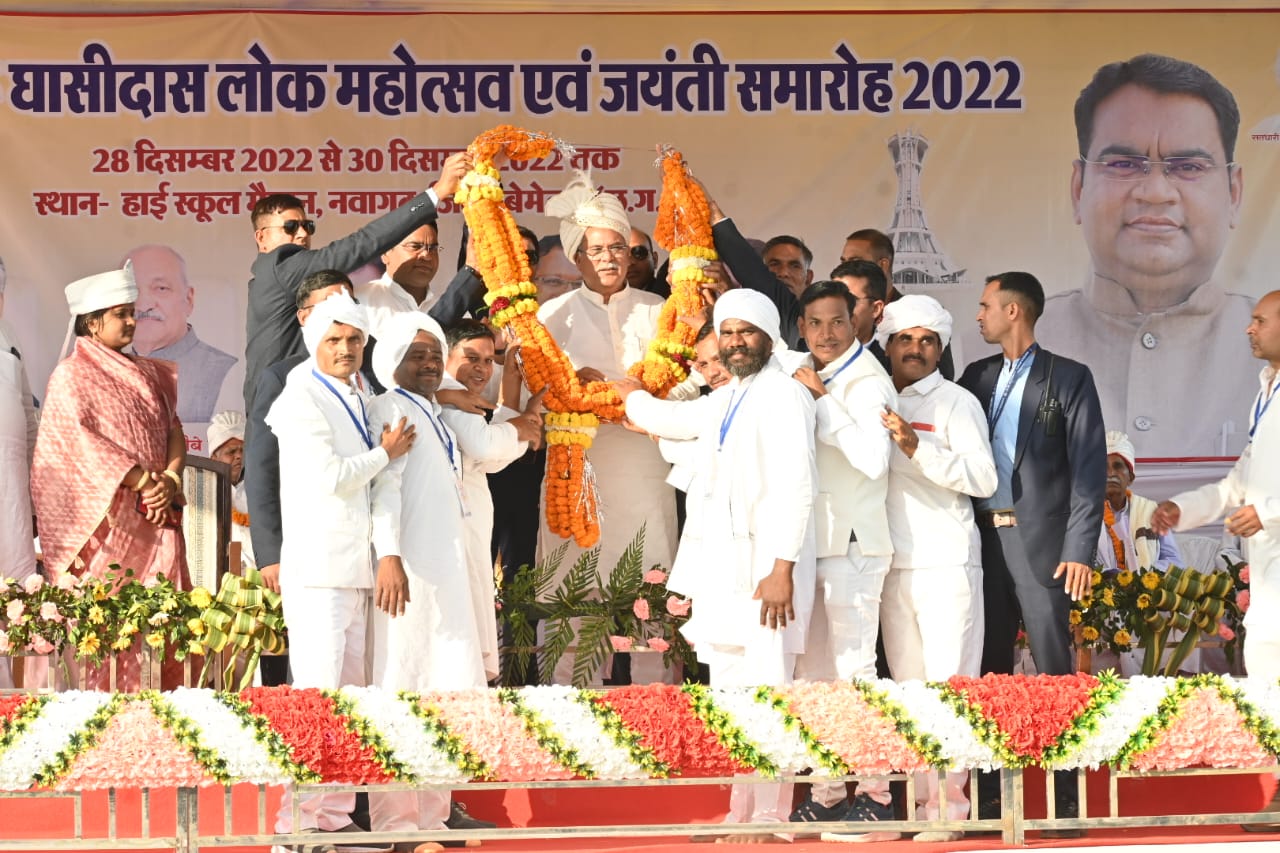 मुख्यमंत्री भूपेश बघेल के नवागढ़ के शासकीय श्री कोदूराम दलित महाविद्यालय मैदान हेलीपेड पहुंचने पर ग्रामीणजनों, सतनामी समाज के पदाधिकारियों…