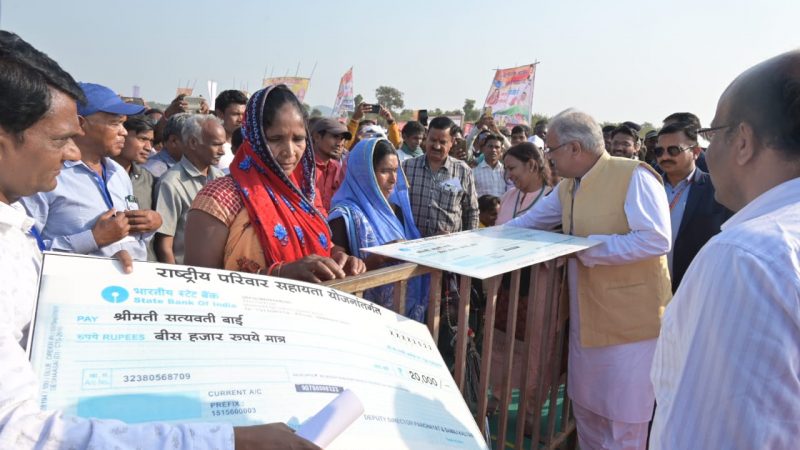 मुख्यमंत्री ने 11 हितग्राहियो को किया सामग्री और चेक का वितरण