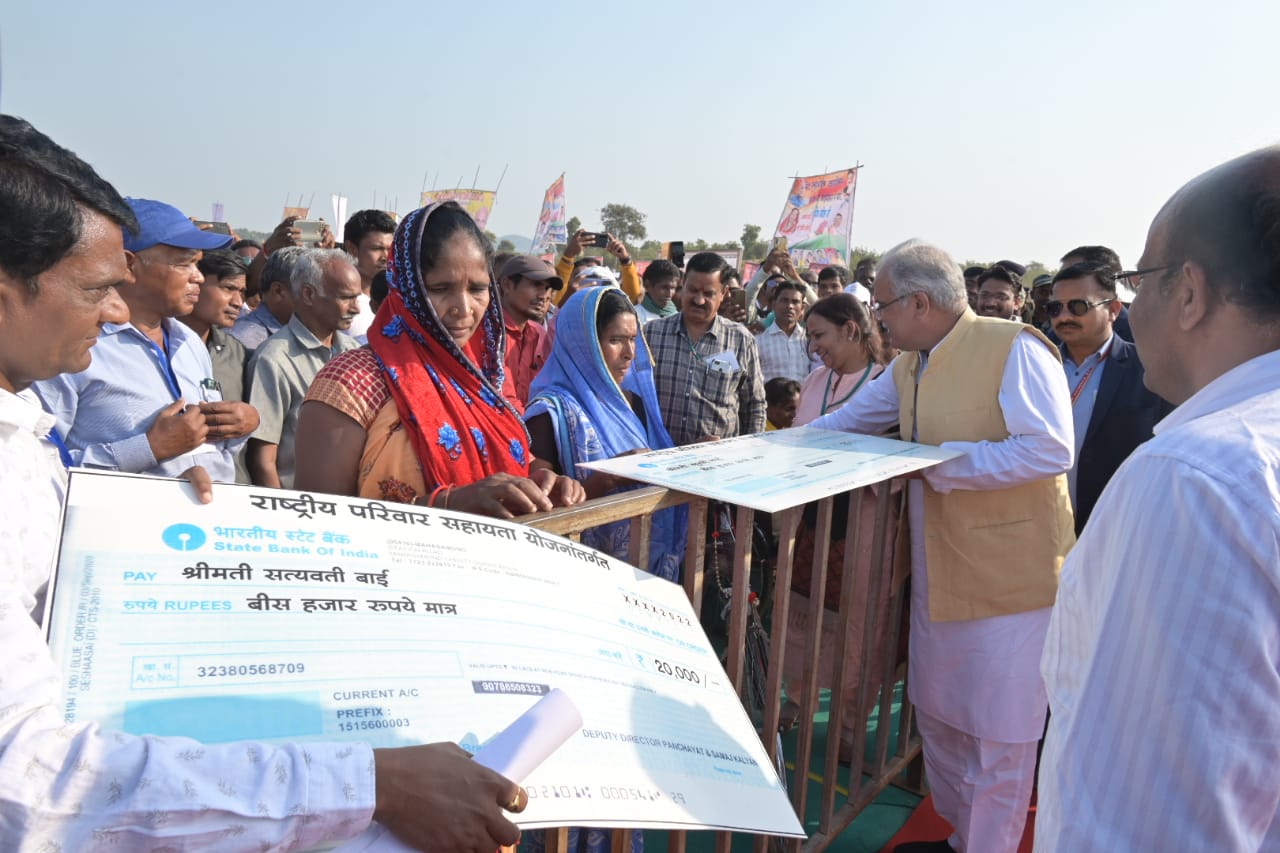 मुख्यमंत्री ने 11 हितग्राहियो को किया सामग्री और चेक का वितरण