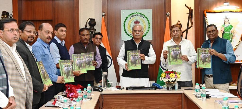 मुख्यमंत्री भूपेश बघेल ने राजकीय पशु जंगली भैंसों के संरक्षण पर लिखी विशेष पुस्तक का किया विमोचन