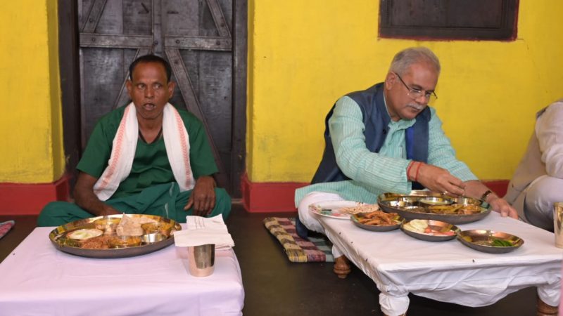 भेंट-मुलाकात : मुख्यमंत्री भूपेश बघेल किसान गोपाल साहू के घर भोजन ग्रहण करने पहुंचे