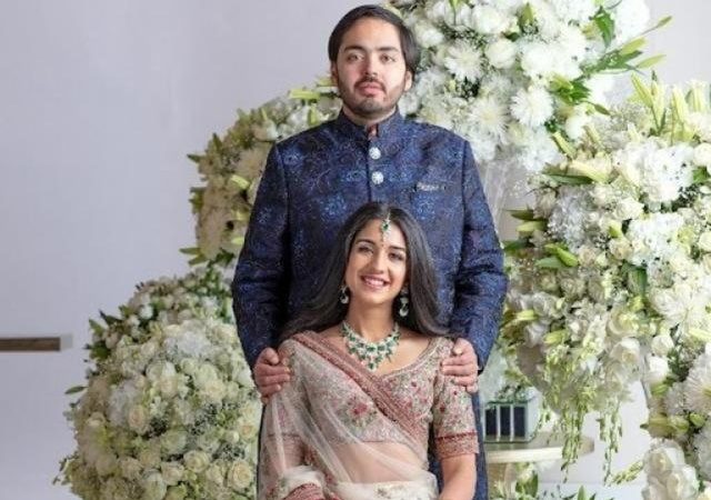 राधिका व अनंत अंबानी की हुई सगाई