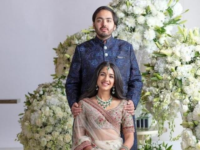 राधिका व अनंत अंबानी की हुई सगाई