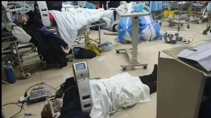 फर्श पर लेटे मरीज, बेहोश होते डॉक्टर, चीन में कोरोना मचा रहा तांडव