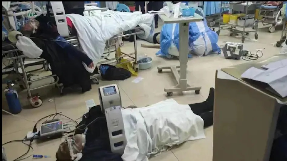 फर्श पर लेटे मरीज, बेहोश होते डॉक्टर, चीन में कोरोना मचा रहा तांडव