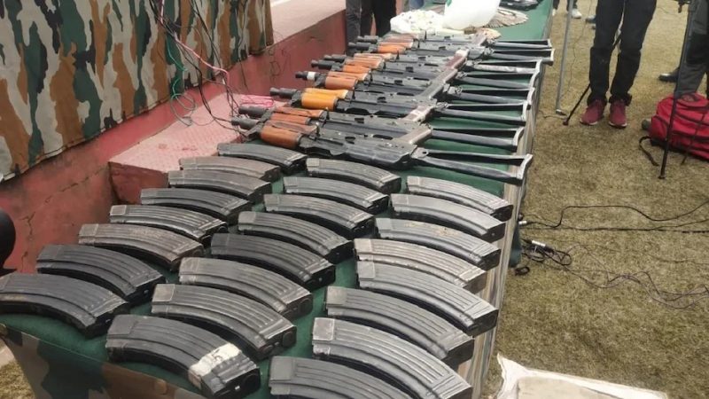 ‘आई लव पाकिस्तान’ वाले गुब्बारे, भारी मात्रा में हथियारों का जखीरा