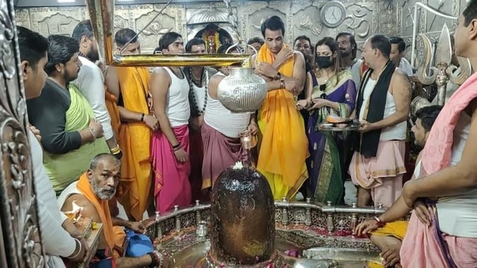 सोनू पहुंचे महाकाल के दरबार, कहा- कोरोना आ रहा है, फोन नंबर वही है, जरूरत पड़े तो याद करना