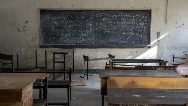 लड़कियों के सपोर्ट में लड़कों का क्लास से वॉकआउट; 60 प्रोफेसर्स का इस्तीफा