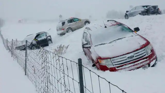 बिजली गुल, फ्लाइट्स कैंसल; 50 लोगों की मौत बर्फीले तूफान से अमेरिका में हाहाकार