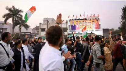 राहुल गांधी का BJP कार्यकर्ताओं को फ्लाइंग किस, छत से देख रहे थे यात्रा, देखें वीडियो