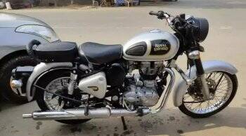 Royal Enfield Classic 350 आधी से कम कीमत पर मिल रही है फाइनेंस प्लान के साथ, जानें क्या है डील