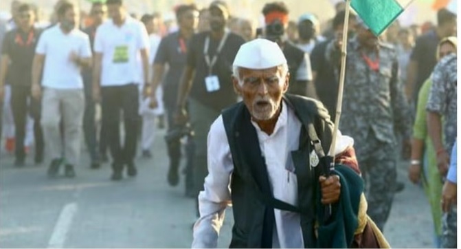 90 साल के बुजुर्ग ने दी जवानों को मात राहुल के साथ किया लगातार कदमताल