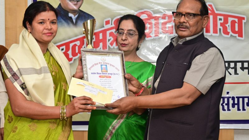 स्कूल शिक्षा मंत्री डॉ. टेकाम ने 31 शिक्षिकों को किया सम्मानित