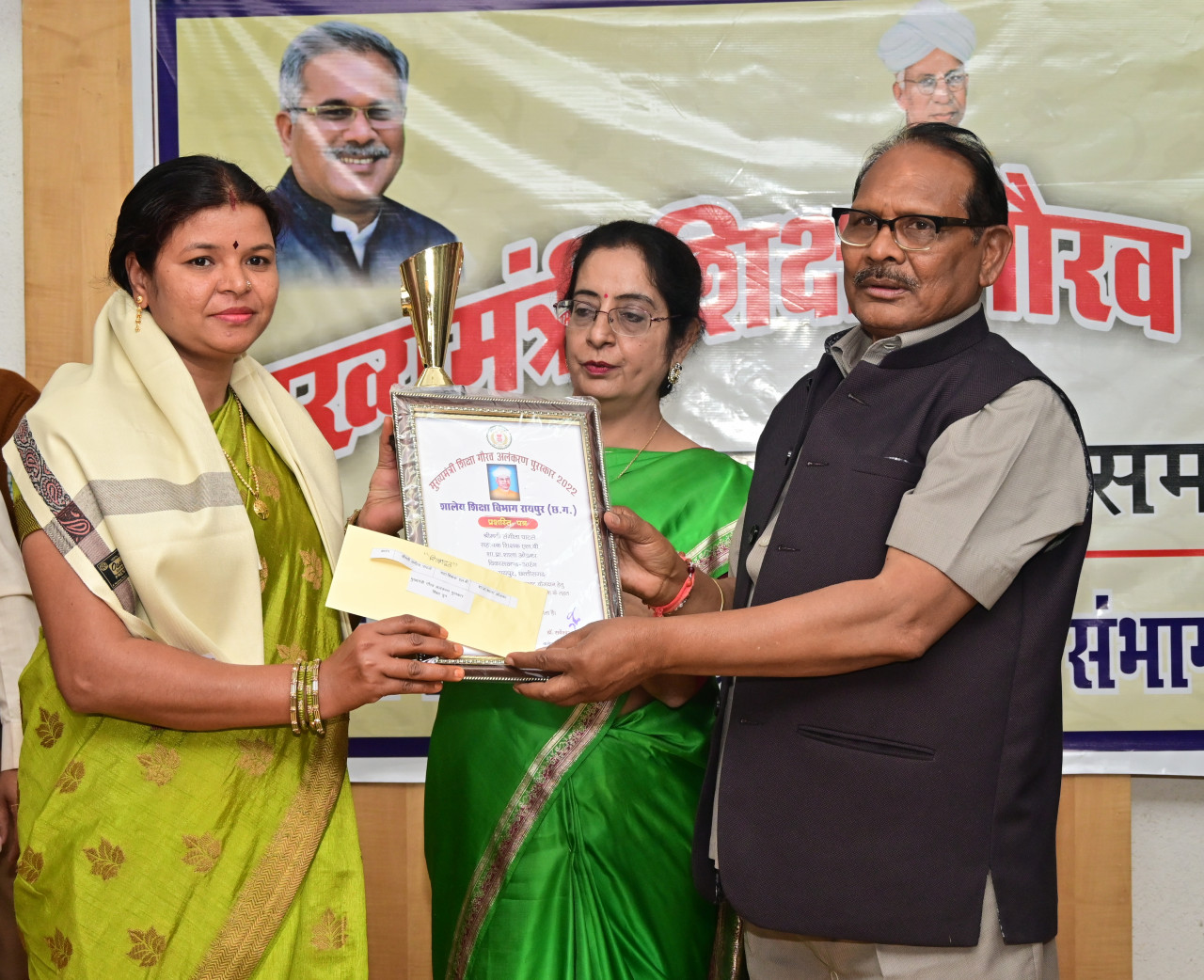 स्कूल शिक्षा मंत्री डॉ. टेकाम ने 31 शिक्षिकों को किया सम्मानित