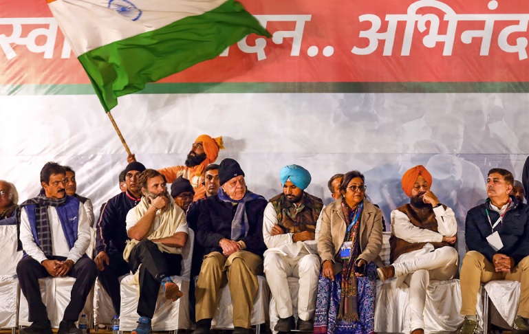 सरकार लोगों का ध्यान भटका कर उन्हें लूट रही है : राहुल