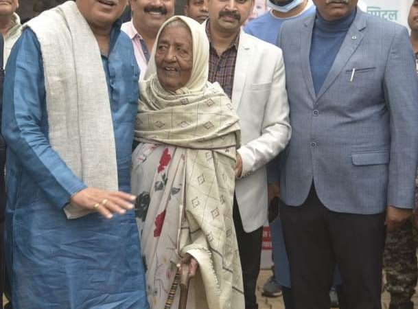 जब वयोवृद्ध सेवाभावी सिंधु ताई से मिलने मुख्यमंत्री स्वयं पहुंचे