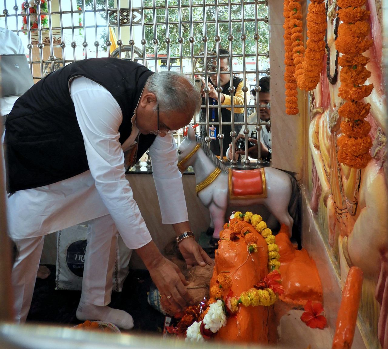 मुख्यमंत्री ने मोहंदीपाट बाबा की पूजा-अर्चना की