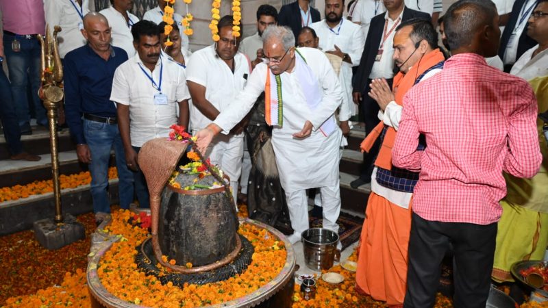 रायपुर : मुख्यमंत्री ने की मुक्तेश्वर शिव मंदिर में पूजा अर्चना