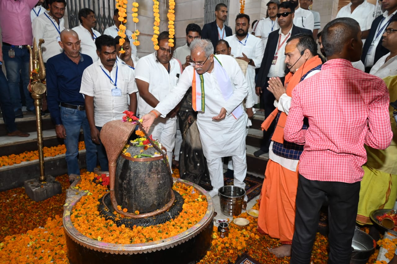 रायपुर : मुख्यमंत्री ने की मुक्तेश्वर शिव मंदिर में पूजा अर्चना