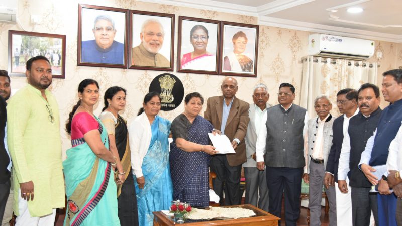 राज्यपाल सुश्री उइके से सर्व आदिवासी समाज के प्रतिनिधिमण्डल ने भेंट कर ज्ञापन सौंपा