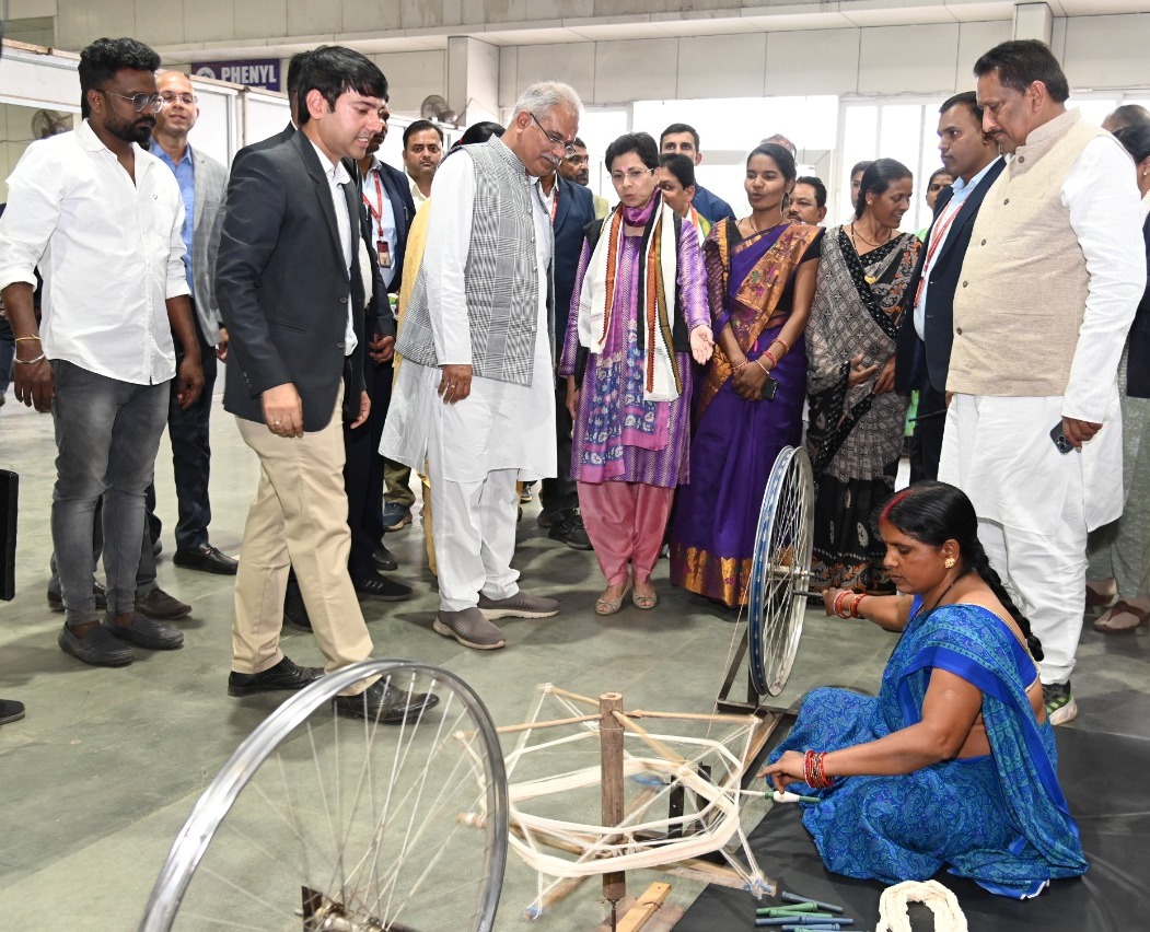 मुख्यमंत्री श्री भूपेश बघेल और सुश्री शैलजा कुमारी ने कल्पतरू रूरल इंडस्ट्रियल पार्क का किया भ्रमण