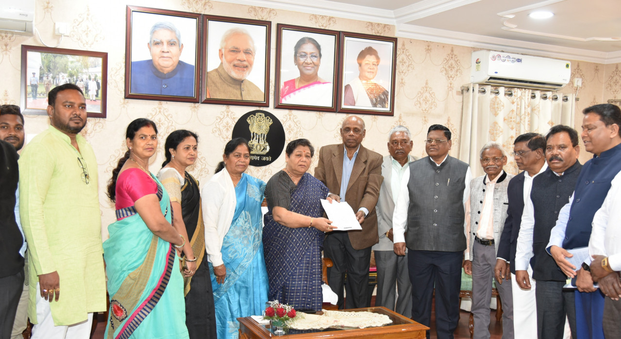 राज्यपाल सुश्री उइके से सर्व आदिवासी समाज के प्रतिनिधिमण्डल ने भेंट कर ज्ञापन सौंपा