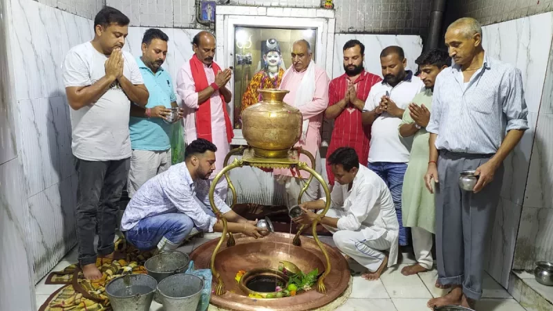 कश्मीर से कन्याकुमारी तक उत्सव का माहौल, मंदिरों में भक्तों का रेला